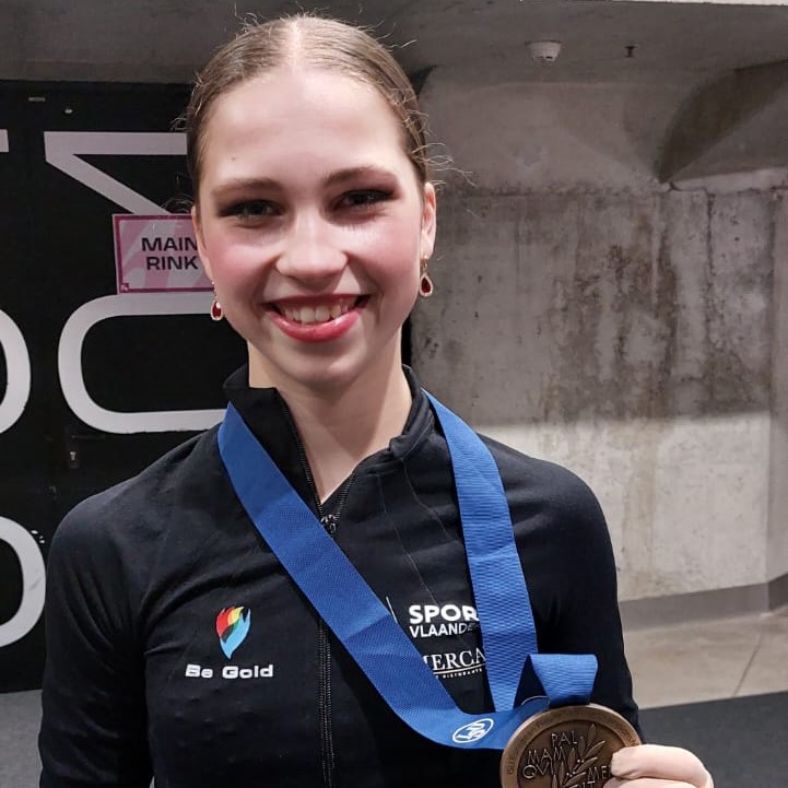 La médaille de bronze pour Nina Pinzarrone aux Championnats Européens de patinage artistique