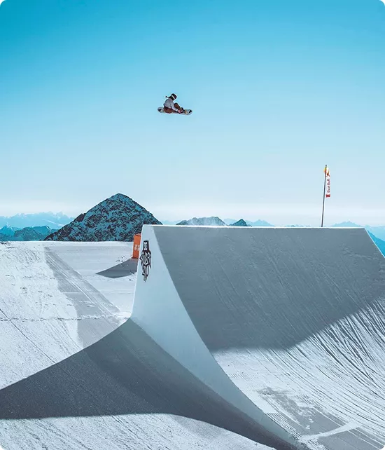 Snowboarder freestyle en plein saut